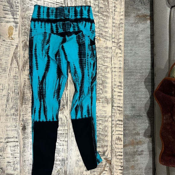 Equilibrium size 4 workout leggings - Picture 2 of 4